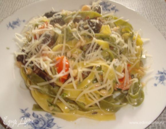 Перемешиваем тальтелле с соусом и тушим 2 минуты. После чего выкладываем на тарелку, посыпаем тертым пармезаном.
Я для красоты посыпала еще кедровыми орешками.