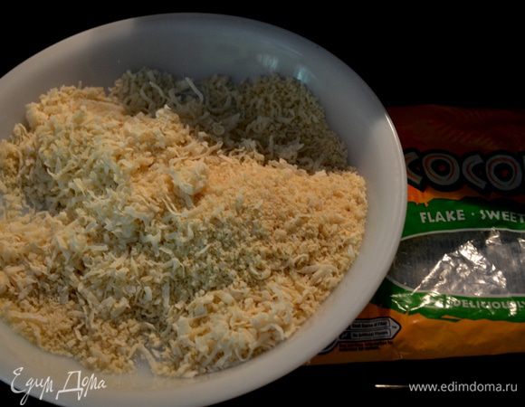 Разогреем духовку до 190гр.
Подготовить противень,застелив фольгой,смазать маслом.
Смешаем яйца с молоком.Отдельно хорошо перемешаем панко с кокосовой стружкой и топлен.маслом.