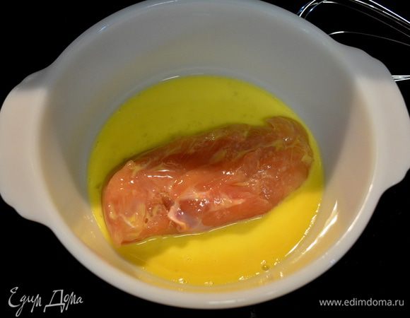 Грудки посолим.Окунем сначала в яичной массе.