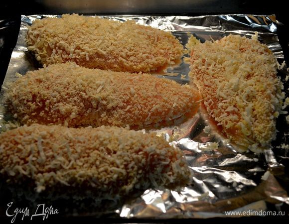 Выложим все грудки на приготовленный противень.Готовим примерно 20-25мин.или проверяем грудки,если нет розоватости наши грудки готовы.