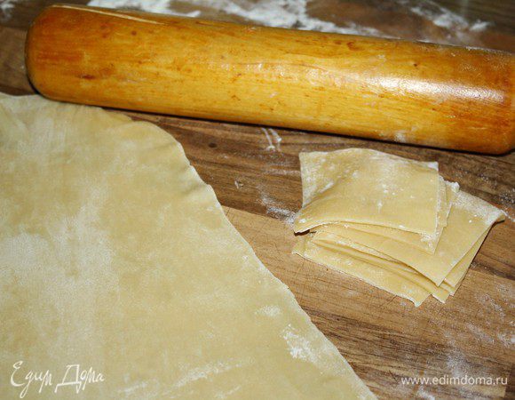 Из муки,яиц и оливкового масла замесить тесто.Завернуть тесто в плёнку и отложить на 30 минут.Тем временем подготовить начинку:смешать рикотту с измельчённым базиликом и солью.Тесто тонко раскатать и нарезать на квадраты 5х5 см.Прикрыть тесто плёнкой,иначе оно быстро засохнет.