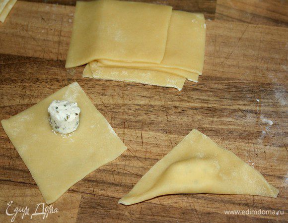 Квадраты повернуть ромбом.На верхнюю половину ромба выкложить небольшое количество начинки.Края теста немного смочить водой и хорошо залепить.