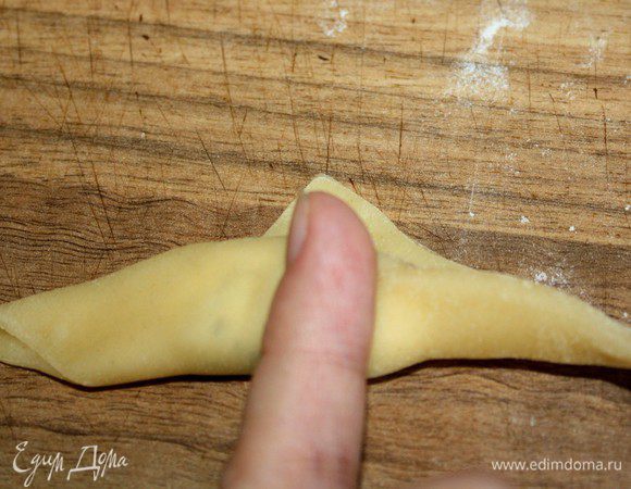 Мизинец(можно конечно и указательный палец,но из песни слов не выкинешь:))) уложить на середину треугольника.