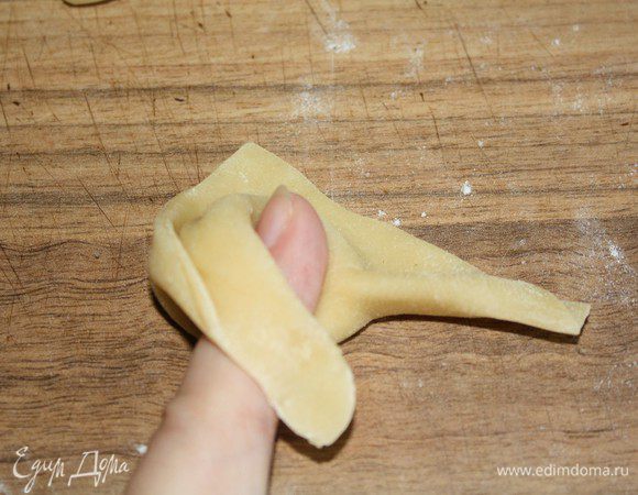 Другой рукой обернуть мизинец левым концом треугольника.