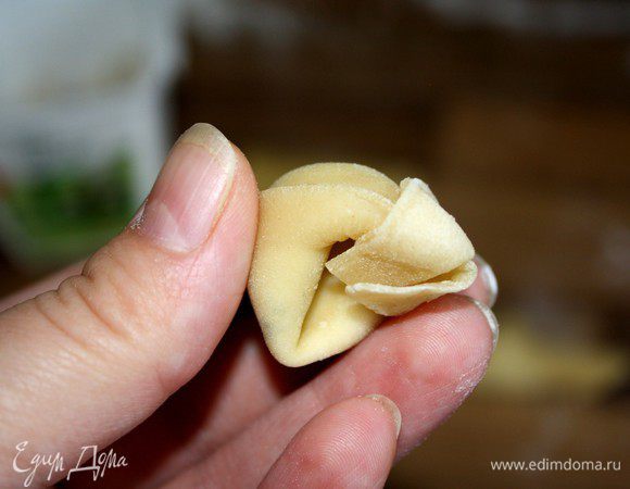 Придавить концы друг к другу.Завернуть концы вовнутрь и ещё раз придавить.Расправить дырочку в середине тортеллини.