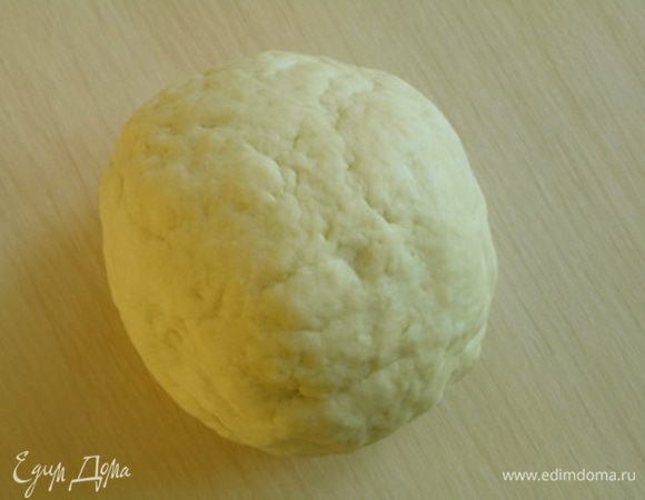 Замесить тесто, постепенно добавляя рассол, до пластичной массы.***Рассол делается из расчета 1 ст.л. соли на 1 чашку горячей воды.*** Тесто накрыть полотенцем и оставить на столе.