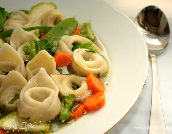 Далее тортеллини и овощи выложить в большую кастрюлю,добавить песто по вкусу и перемешать.Подавать в порционных тарелках.Мне нравится добавлять бульон,в котором варились тортеллини,но можно ограничиться овощами и"пельменями" ,сбрызнув их оливковым маслом.Приятного аппетита! 