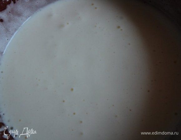 Бисквит: 2 яйца взбить с  сахара, поставив емкость с яйцами на кастрюлю с горячей водой ( посуда с яйцами не должна касаться воды) до увеличения в объеме в 3-4 раза.

