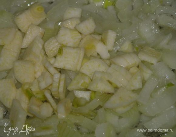 Приготовить начинку. Обжарить лук и чеснок на растопленном свином сале.