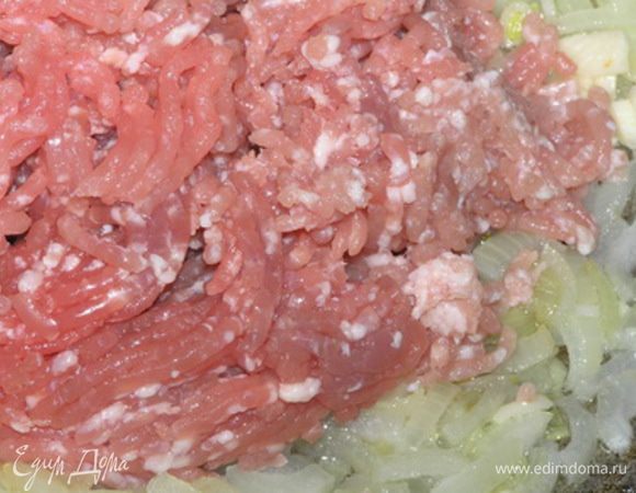 Добавить свиной фарш,