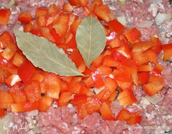 затем мелко порезанный болгарский перец, лавровые листы, бульонные кубики, посолить, поперчить, перемешать, 