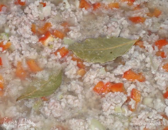 и добавить горячую воду, едва покрыв ею мясо.