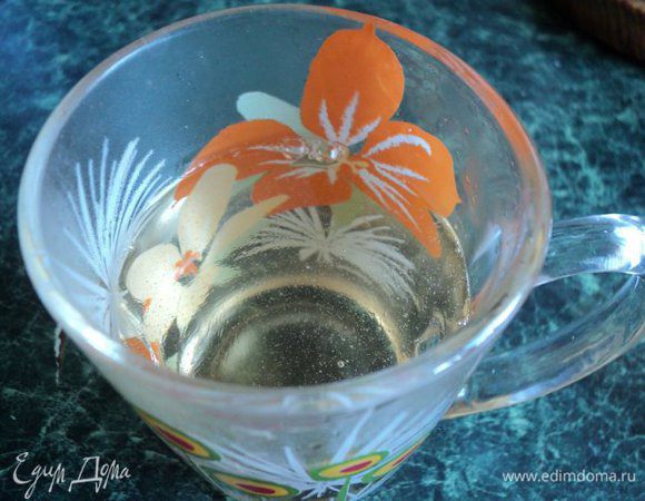 Сварить сироп: смешать сахар, воду и лимонный сок ( глюкозу),довести до кипения и кипятить 3 мин, периодически снимая пену. Остудить.