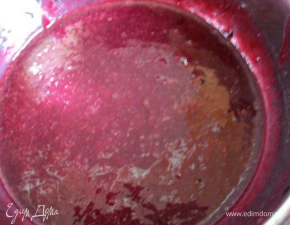 Измельчить смородину в блендере ( я брала свежезамороженную черную смородину), затем протереть пюре через сито. Отложить 4 ст.ложки черносмородинового пюре. Желатин замочить в 50гр воды, дать набухнуть.