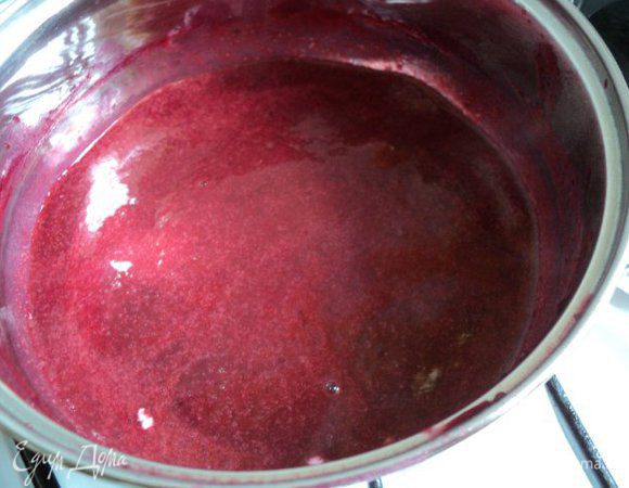 К остальному пюре добавить 50гр сиропа, сухое молоко, ванилин ( или ванильный сахар), довести до кипения.