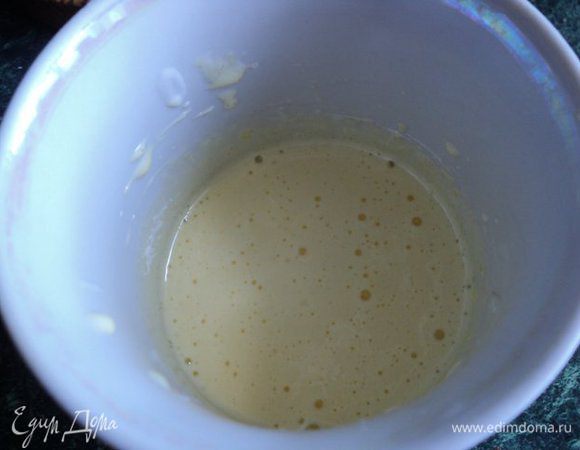 Желтки взбить с сахаром.