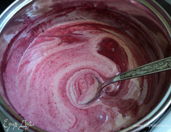 Вылить кипящую черносмородиновую смесь на желтки, постоянно взбивая, поставить на слабый огонь и, постоянно помешивая и не давая закипеть, уварить до загустения. Снять с огня, добавить 20гр разбухшего желатина, размешать до его растворения. Остудить до легкого желирования.