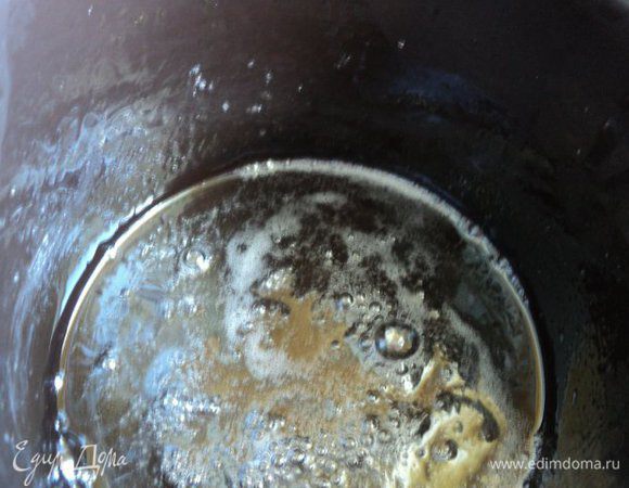 Приготовить итальянскую меренгу: сварить сироп из сахара и воды до пробы «нить» ( сжать капельку сиропа между двумя пальцами, если при разжатии образуется нить, сироп готов).