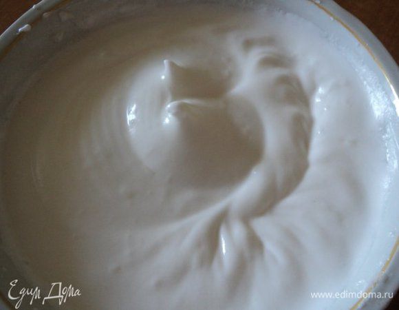 Не переставая взбивать ( миксер на малой скорости), ввести в белки тонкой струйкой горячий сироп. Следить, что бы сироп не попадал на венчики миксера. Взбивать на малой скорости до охлаждения меренги 10-15мин.