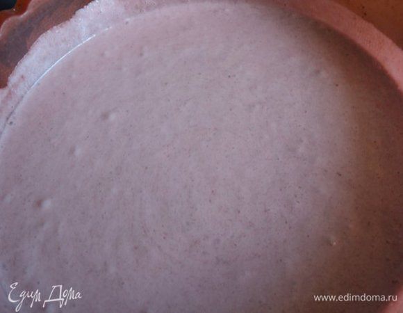 Когда мусс станет чуть теплым, осторожно в несколько приемов добавить к нему меренгу и ликер, перемешивая венчиком. Затем в три приема ввести взбитые сливки, осторожно размешивая снизу вверх.