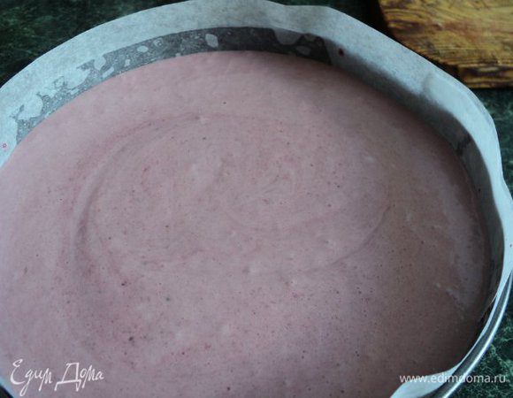 Выложить мусс на бисквитный корж и поставить в холодильник для застывания на 3 часа.