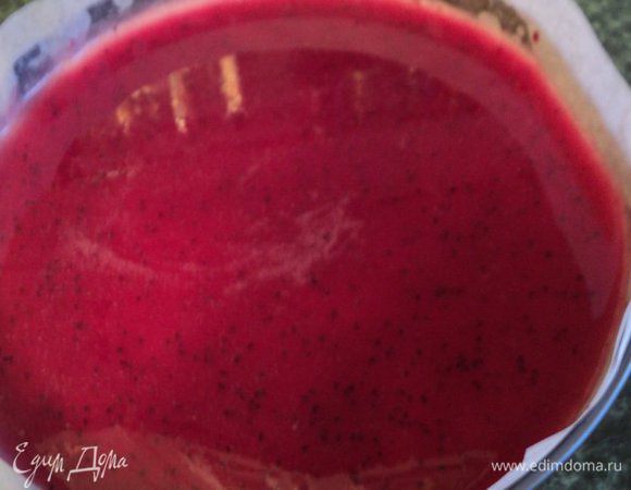 Для глазури смешать оставшееся черносмородинное пюре с 50 гр сиропа, добавить распущенный желатин ( 5гр), размешать и вылить на застывший мусс. Распределить глазурь равномерно по поверхности торта, наклоняя форму в разные стороны. Дать застыть глазури в холодильнике.