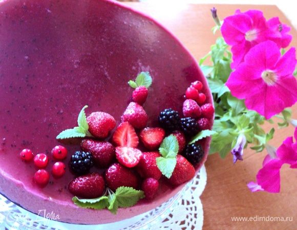 Снять с торта кольцо, удалить ленту из бумаги для выпечки. Перед подачей украсить ягодами.