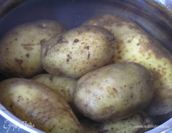 Картофель отварить в мундире. 