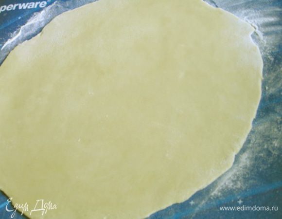 Вернемся к тесту. Тесто раскатать очень тонко. 