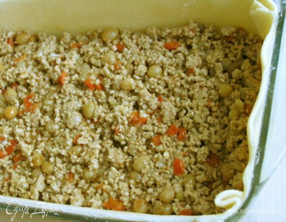 На тесто выложить начинку, разровнять,