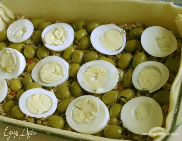 сверху разложить нарезанные на кружочки оливки и яйца. Пока оставить.