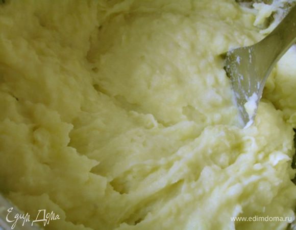 Сваренный картофель очистить от кожицы, приготовить однородное кремообразное пюре с добавлением молока и масла, приправить по вкусу солью, перцем и мускатным орехом.
