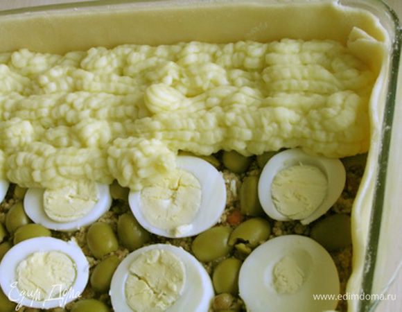 Поместить пюре в кулинарный шприц и покрыть начинку.***Если нет шприца, то просто выложите пюре и придайте рельефность вилкой.***