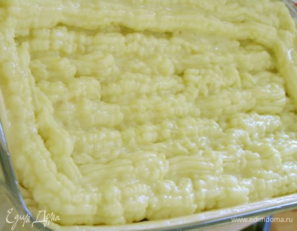 Аккуратно при помощи кисти покрыть пюре смесью желтка и молока.