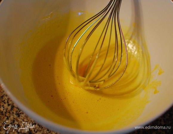 Отделила желтки от белков.
Желтки растерла!!! с сахаром до однородной массы белого цвета,пока сахар полностью не растворился.