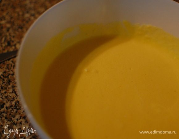 Топленое масло перемешала с яичной массой.Постоянно помешивая смесь,влила в нее молоко и коньяк,после добавила соль. Все тщательно перемешала,и поставила в теплое место.