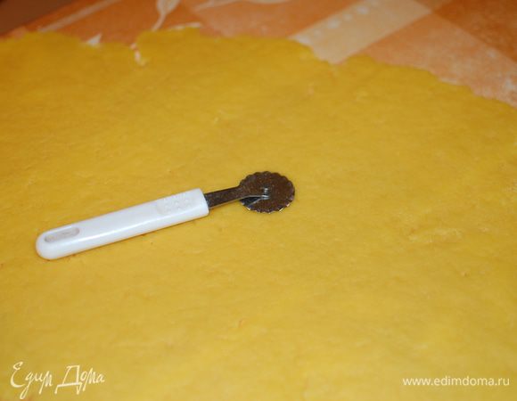 Сразу после замеса тонко раскатала тесто с помощью тонкой скалки.