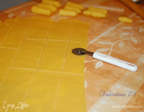 Нарезала тесто полосками длиной по 15см и шириной 5 см.Затем эти полоски скрутила в спиральки...