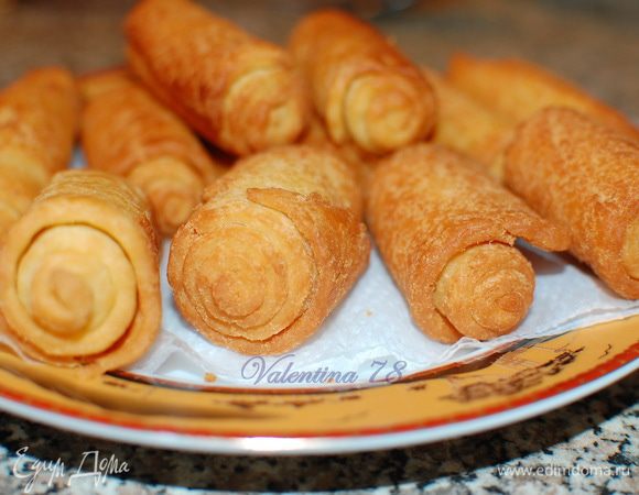 На маленьком огне разогрела раст.масло и обжарила  хворост ,мин по 5 с каждой стороны,  до золотистого цвета.
Выкладывала на салфетку,для впитывания излишек масла.