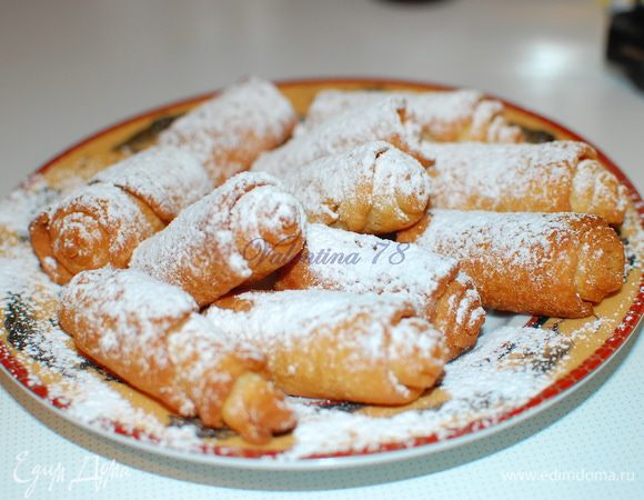 Охлажденный хворост посыпала сахарной пудрой.