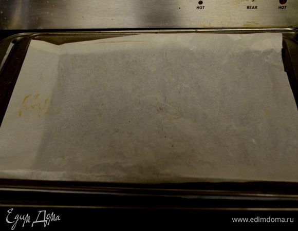 Разогреть духовку до 190гр. Противни покрыть пергаментной бумагой для выпечки.