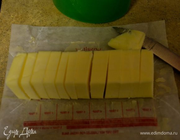 Разрезать масло на кусочки.В большой миске смешать муку  и 1/3 стак.сахара,разрыхлитель и соль.