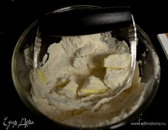 Добавим в мучную смесь слив.масло и порубить спец.ручным блендером или ножом.Чтоб все хорошо смешалось.Добавить лаванду и все хорошо перемешать.