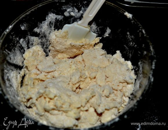 Добавим ко всей массе сливки.Сформируем тесто.