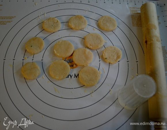Выложим на стол,слегка припудрим мукой и скалкой разровняем тесто.
Не тонко.Вырежим из теста круги.
