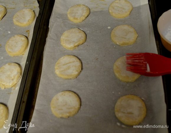 Выложим наши кружочки на противни. Смажем кисточкой все наши сконы сливками /1стол.л./Присыплем сахаром.Поставим в духовку. Выпекать примерно 14-16мин.