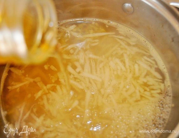 В кастрюлю налить бульон, добавить грушевый сок , тертую грушу и поставить на огонь,дать закипеть,после уменьшить огонь и дать покипеть в течение 5-7 минут.