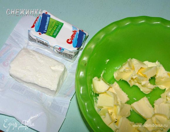 Масло должно быть размягченным. Сырки выглядят вот так. Они уже сладкие с добавлением ванилина.