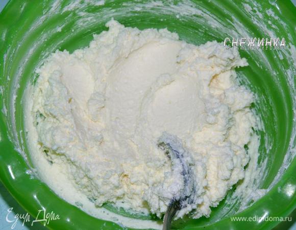 Тщательно растереть масло с сырками до однородности. Можно взбить.