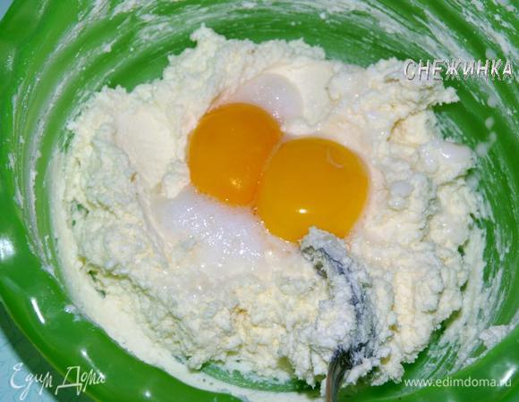 Отделяем желтки от белков. Добавляем в тесто желтки и соду, гашеную уксусом. Белки пока убираем в холодильник.